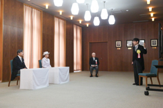 Prize recipient Mr. Hara Masahiro describing his research results to Their Majesties the Emperor and Empress