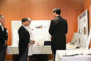 Prize recipient Dr. TOYOSHIMA, Chikashi describing his research results to Their Majesties The Emperor and Empress